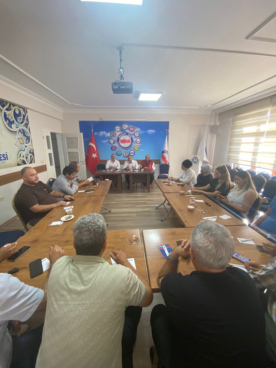 Adımız "Devlet Memuru". İşimiz; Devletimizi ayakta tutmak. Devlet için mücadele etmek. Kar olur, kış olur. Savaş olur, deprem olur. Salgın olur hastalık artar. İşimizin başındayız. Devletimizi ayakta tutalım derken Ayakta duracak mecalimiz kalmaz bu teklifle.
#TeklifYenilensin