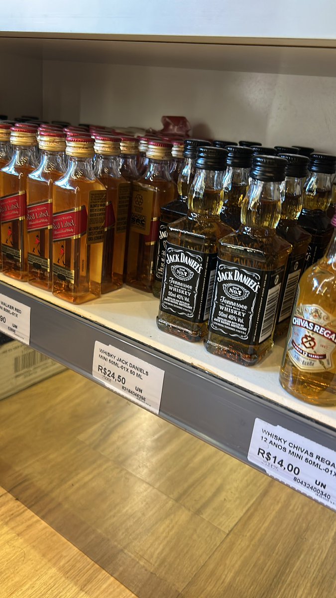 Hserickzin's tweet photo. mini Gin,Mini vodka e mini Whisky bom que da pra beber um de cada dboa https://t.co/3hzeDXrrHs
