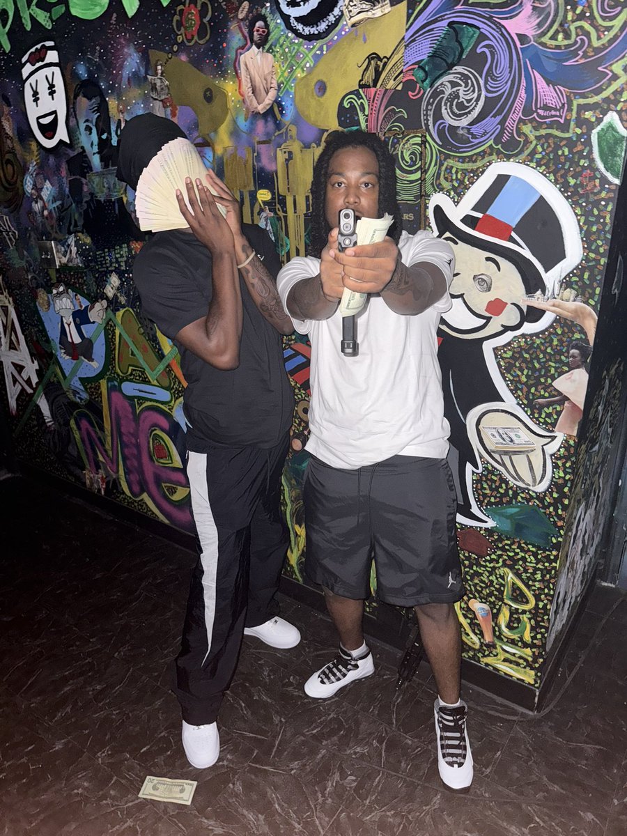 ibangKDA's tweet image. u better move arine cuz well G*n u down like pronto, have my bruddas cole thru yo front doe trap u wit a lot of gunsmoke