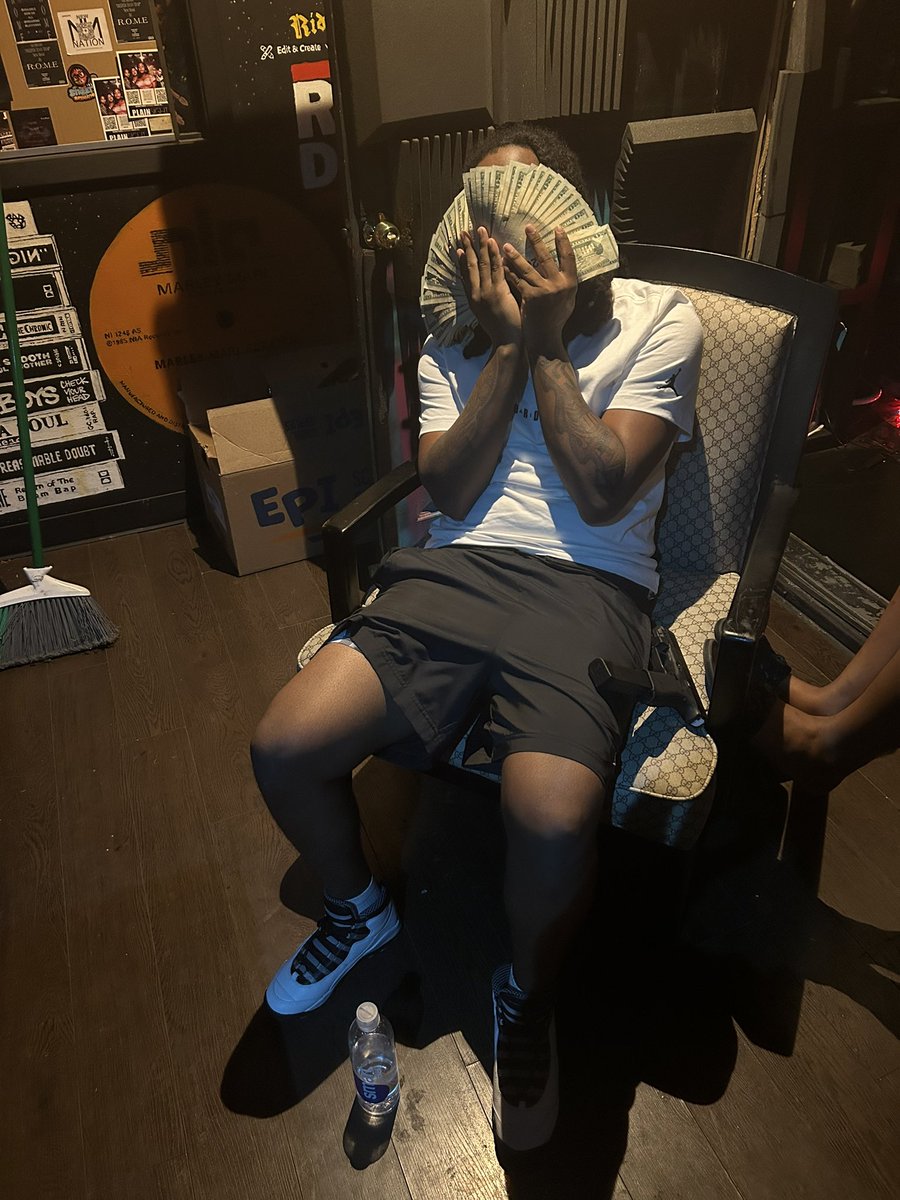 ibangKDA's tweet image. u better move arine cuz well G*n u down like pronto, have my bruddas cole thru yo front doe trap u wit a lot of gunsmoke