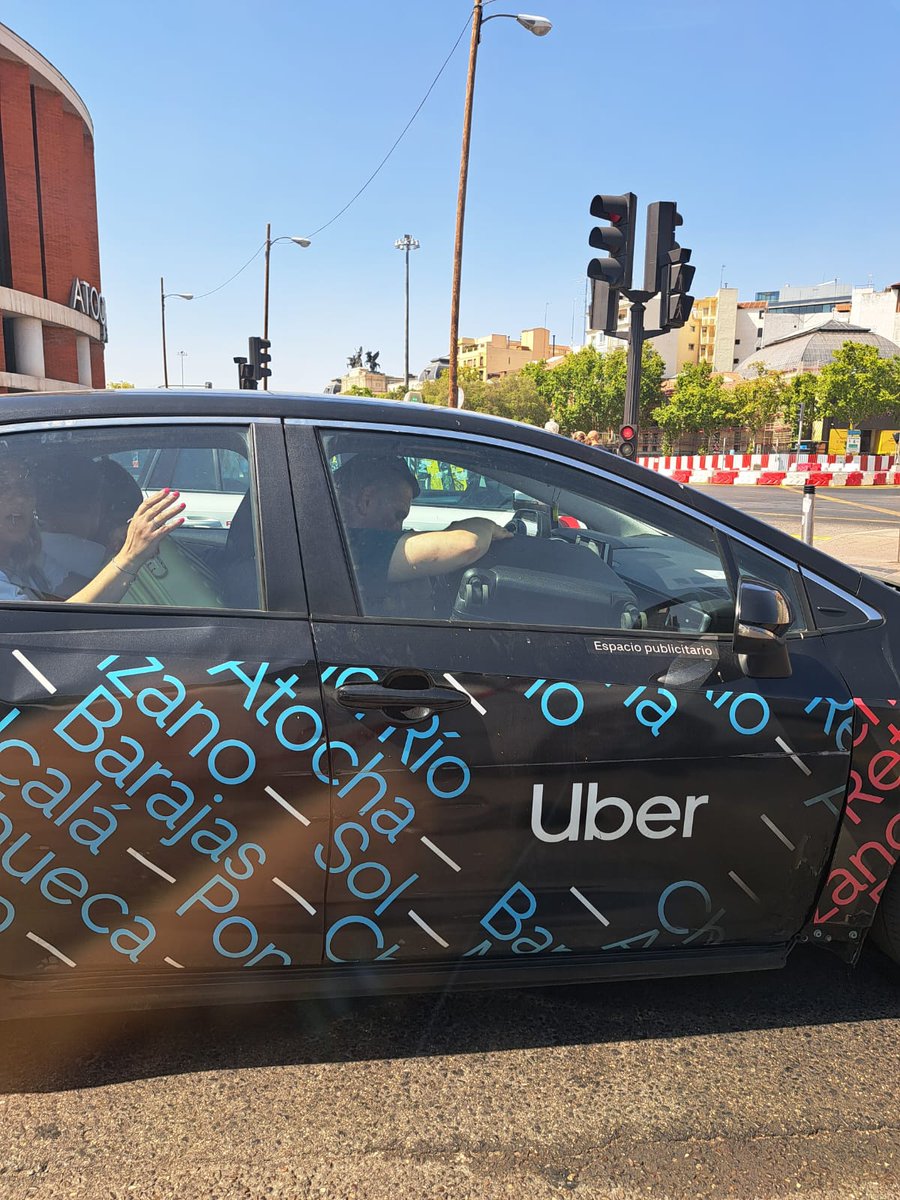 Darius_Hdez's tweet photo. @MADRID @AlmeidaPP_ @IdiazAyuso @Uber_ES 
Esto es normal en la estación de Atocha?? Maletas encima de los clientes..... bueno bonito y barato!! https://t.co/eTQEXbDKbw
