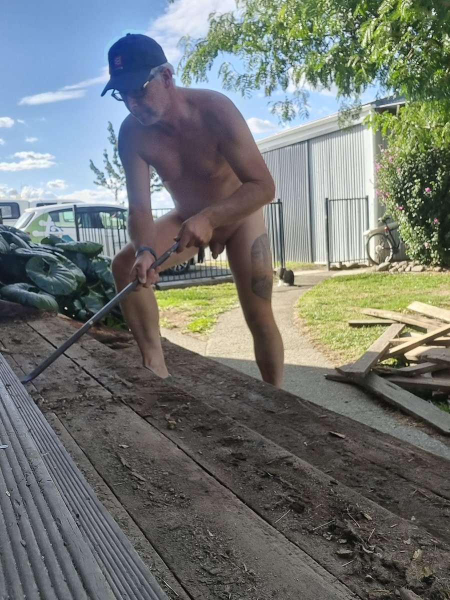 Here in New Zealand we tend to be the first to things so to all my American followers, happy naturist at home day! It's already 15th August here. 
Here is me doing some nude at home work.