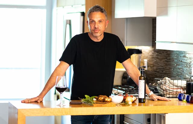 Zoomer's tweet photo. Professional taster and abandoned grove founder #FilBucchino shares some premium oil and lots of tips on how to choose a good bottle of extra virgin Olive Oil. ➔ https://t.co/Fpl9gZkuDx https://t.co/jcMl9cdtpY