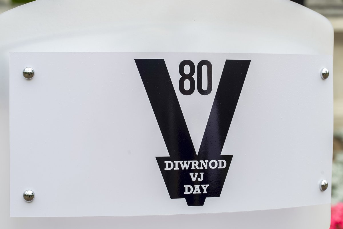 JayneCowan's tweet image. I accompanied @Adrian1Robson today at the #VJDay80 service in #Cardiff at the Cenotaph. 

It is important to mark the end of #WorldWarTwo and remember those who sadly did not return.

#LestWeForget