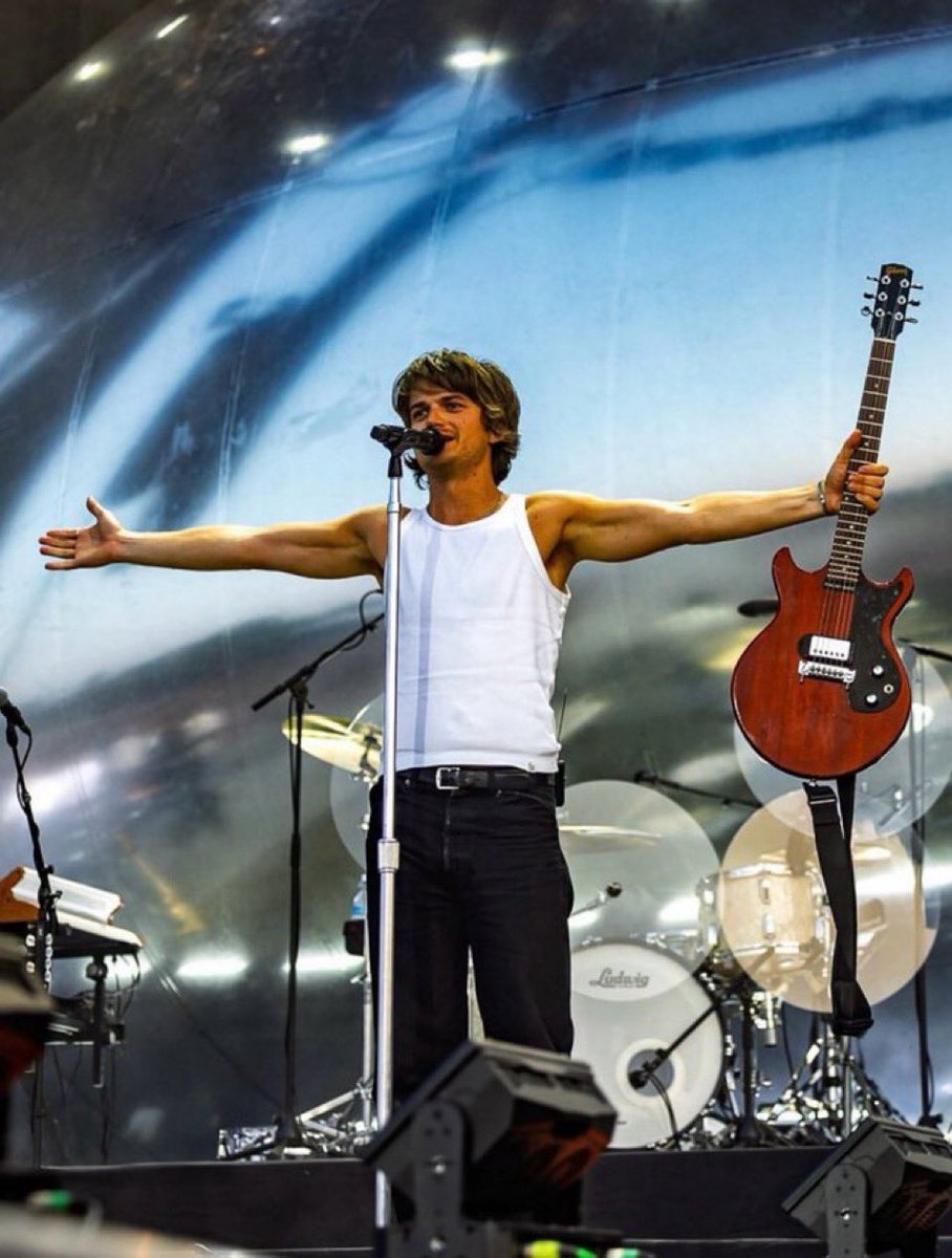 hey siri please zoom in on the armpits siri hey siri enhance armpits please and thank you