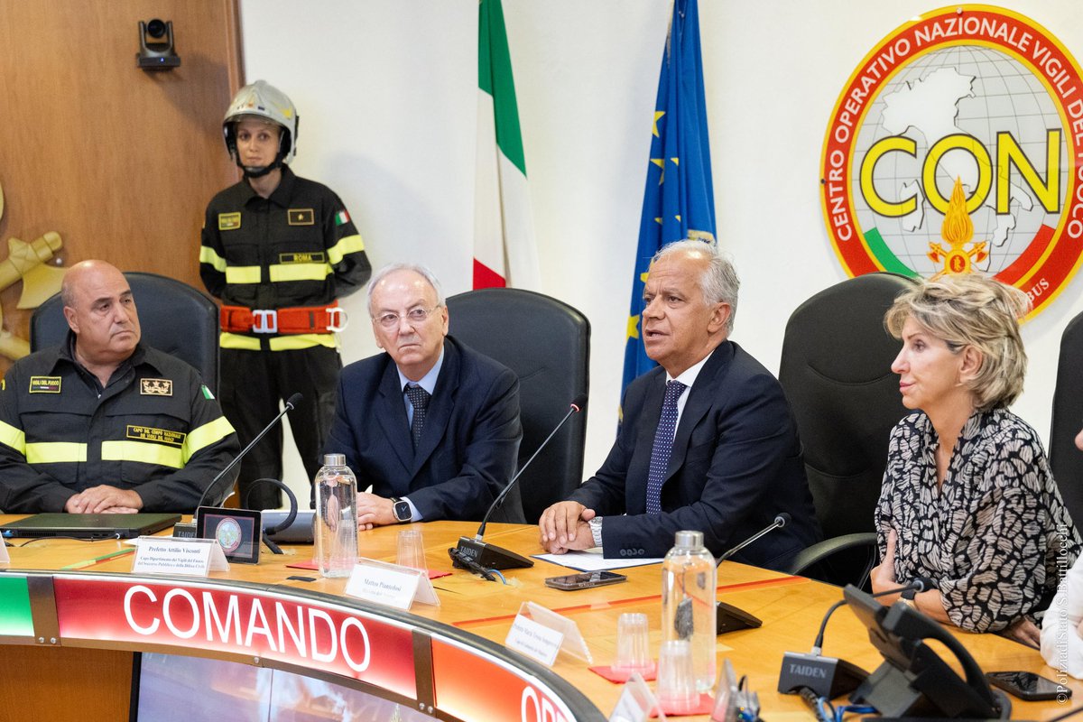 Viminale's tweet photo. Il Ministro dell’Interno ha visitato il Centro operativo nazionale dei Vigili del fuoco, insieme alla sala operativa della Polizia di Stato dalla quale si è collegato con i vertici di Carabinieri, Guardia di finanza, Amministrazione penitenziaria e Corpo delle Capitanerie di porto - Guardia Costiera. Il titolare del Viminale ha voluto ringraziare chi ogni giorno, anche a Ferragosto, è al lavoro per garantire la sicurezza e il soccorso ai nostri cittadini.