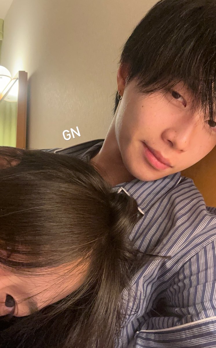 ขอสารภาพว่าจ้องรูปนี้อยู่นานมากว่าจั๋งถ่ายกับใครวะ ม๊านิดหรอ ไม่ใช่ พี่หวาย ก็ไม่ใช่หนิ เกือบแคปถามเพื่อนว่าจั๋งถ่ายกับใครญาติหรอ สรุปคือเน้ก สวยมากกกกกกก 😭😭😭😭