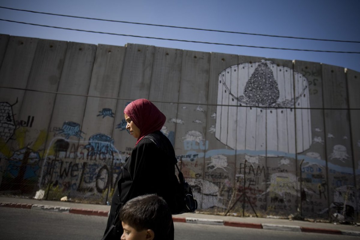 revistalate's tweet photo. "Mi hija se ha convertido en una sombra: un pequeño fantasma que camina en silencio",  dice Nana Azayza desde la Franja de Gaza en esta carta que envió a Late a través de @daniwizen 

Conoce su historia completa aquí 👇
https://t.co/3iVYnspmyg https://t.co/HC1bE7si02