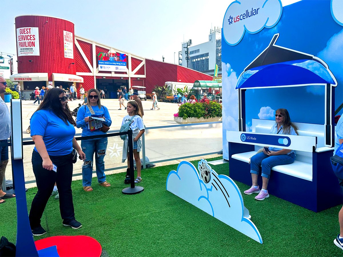 US Cellular’s print mosaic at the 2025 Wisconsin State Fair used 3,000 photos to create a stunning community artwork. They even had their own branded photo booth kiosk! Read more about it here: picturemosaics.com/blog/wisconsin…  #EventActivations #Innovation #PictureMosaics #Photomosaic