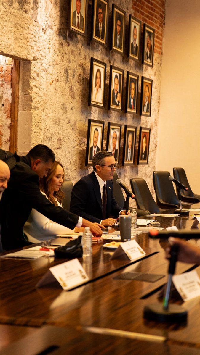 Sostuvimos un encuentro en la Comisión de Administración con colegas del Senado. 
 ¡La transformación se construye todos los días y con resultados! #JREsMorena