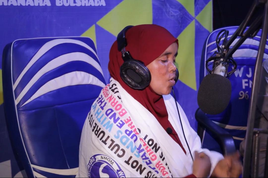 WOWN_Kenya's tweet photo. #WOWN is on the frontline reaching out to community members to stop the cut during this school holiday. Today, CEO Katra and Billow, a male champion and anti FGM campaigner, through a radio talk show on Wajir FM, to stop the cut. 
Supported by #FrontlineEndFgm https://t.co/roux55w670