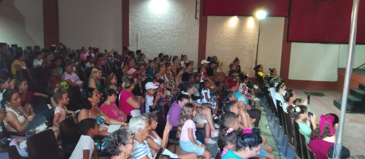✨🇨🇺♥️ Con la obra "La Cucarachita Martina" se presenta en Santo Domingo Villa Clara #Cuba "La Colmenita de Romerillo", un regalo del Sectorial Municipal de Cultura para nuestras niñas y niños.

#SantoDomingoCuba
#Verano2025
#VeranoSiempreJoven
