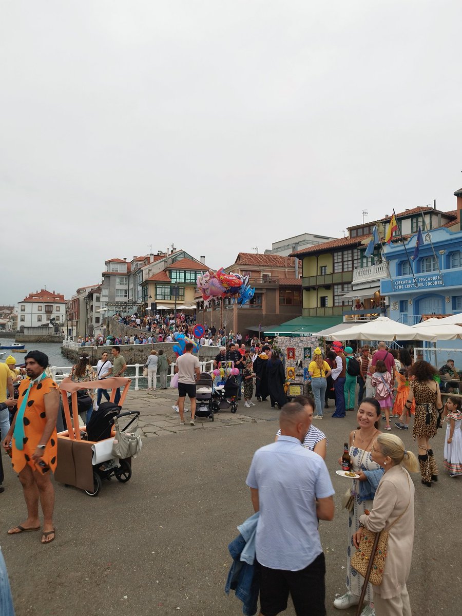 A alguien se le ocurrió, que los carnavales en #Luanco , debieran de ser en agosto. Y en agosto, son una fiesta 🥳
#BuenasNoches  #BesosyAbrazos 
#Besosfielcompañera