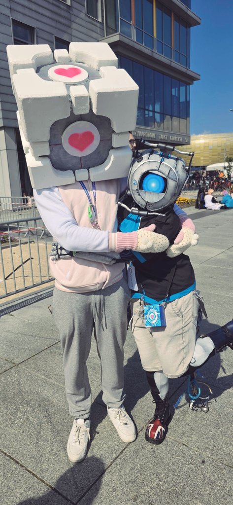 Btw have u seen us? Now u have!!! 
<a href="/therealLooke/">Looke</a> ⬜️🩷