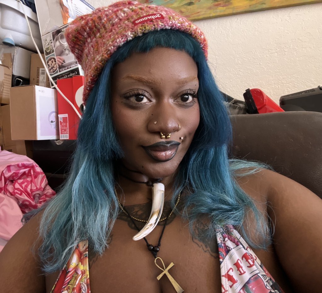 FATTYLABHELLE's tweet photo. Looking for a Human Wallet who wants to praise the ground I walk on ���� https://t.co/EggsiCBonB