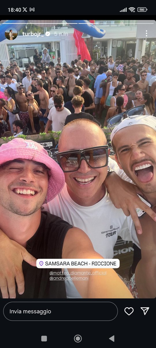 pensatilibera's tweet photo. Non serve la consolle, basta il bucket rosa e il sorriso 😎🩷 #SummerLegend #RiccioneVibes https://t.co/04FPGrVU0t