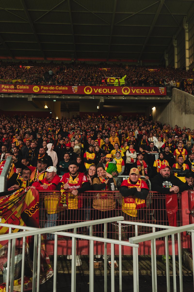 Ligue1's tweet image. Heureux de retrouver les travées de Bollaert-Delelis, supporters du @RCLens ? 🧣

#RCLOL