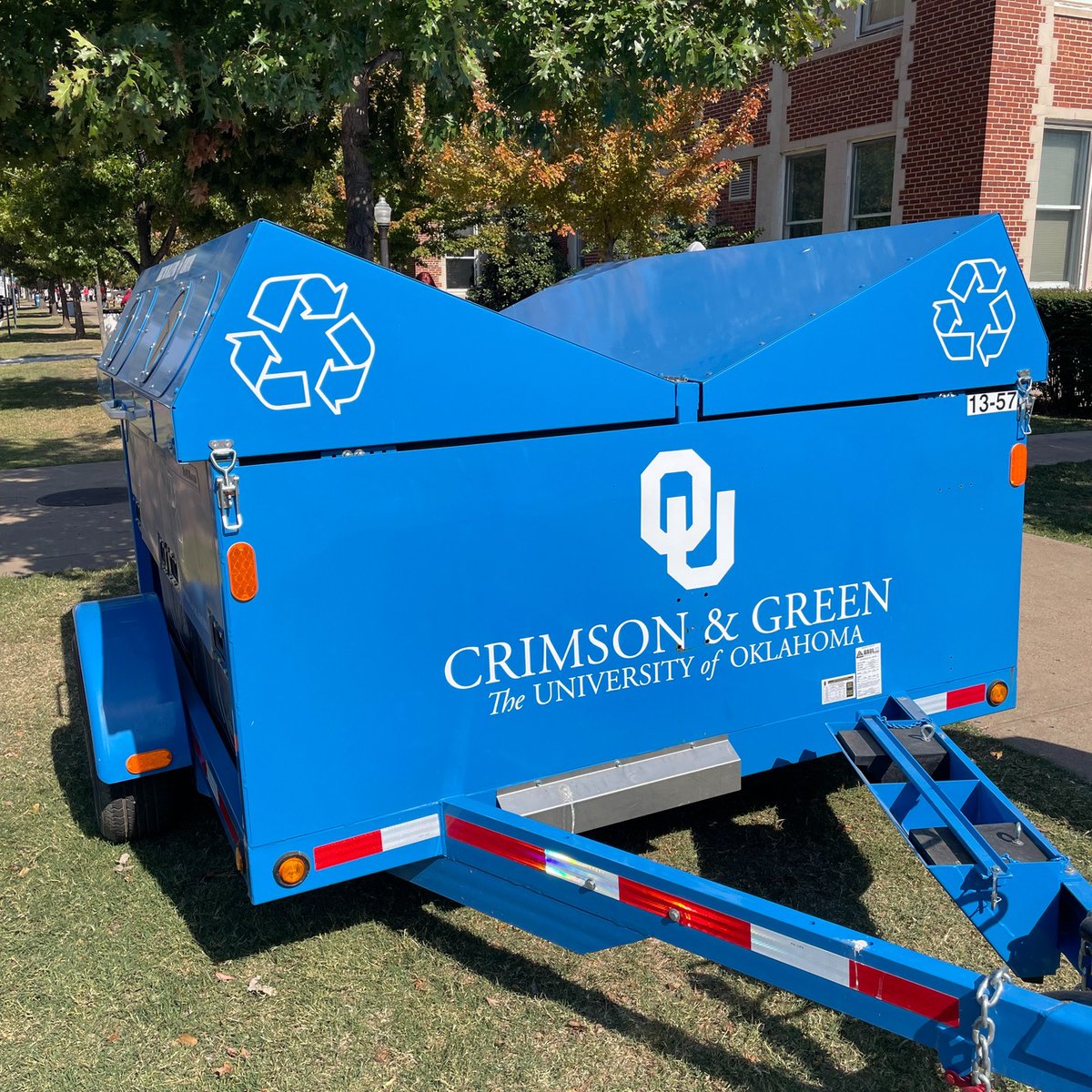 🚚 Move-in season is here, Sooners! ♻️

✅ Spot the Blue Recycling Rangers to recycle plastic &amp; metals.
✅ Reuse boxes
✅ Donate what you don't need
✅ Bring your reusable bottle
Let’s move in green! 💚🌍
#Sustainablity #GreenMoveIn #OU2025