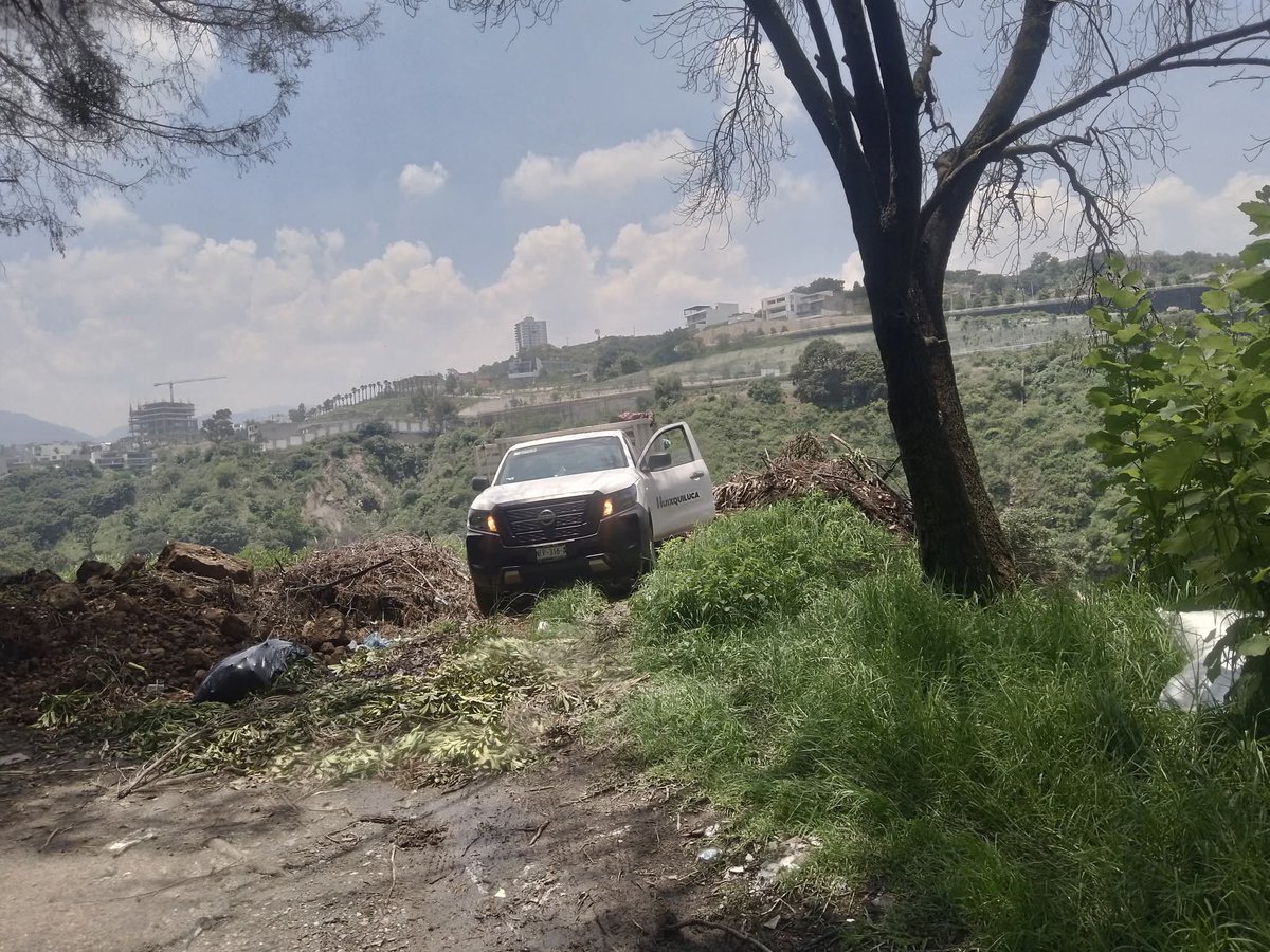 Así tiran cascajo en paraje el faro rumbo al Zapote en San Bartolito. El gobierno de #Huixquilucan no solo no lo impide si no que son trabajadores del municipio, en muchas ocasiones, los responsables de operar tiros de cascajo.
<a href="/SEMARNAT_mx/">SEMARNAT México</a> <a href="/AmbienteEdomex/">Medio Ambiente</a> <a href="/Edomex/">Gobierno del Estado de México</a> <a href="/delfinagomeza/">Delfina Gómez A.</a>