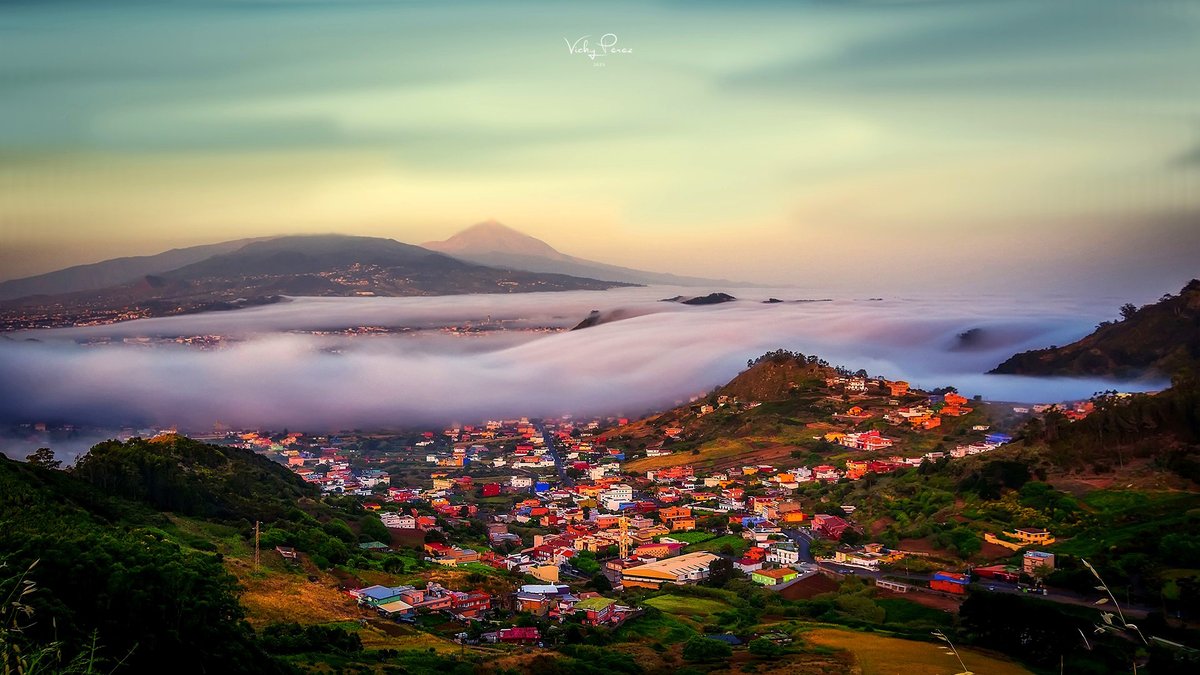 🌄 Tras una ola de calor, el aire frío empuja la nube hacia la Vega Lagunera y la cubre como un mar blanco, con el Teide vigilando al fondo. Magia pura. ✨ #Tenerife #MarDeNubes