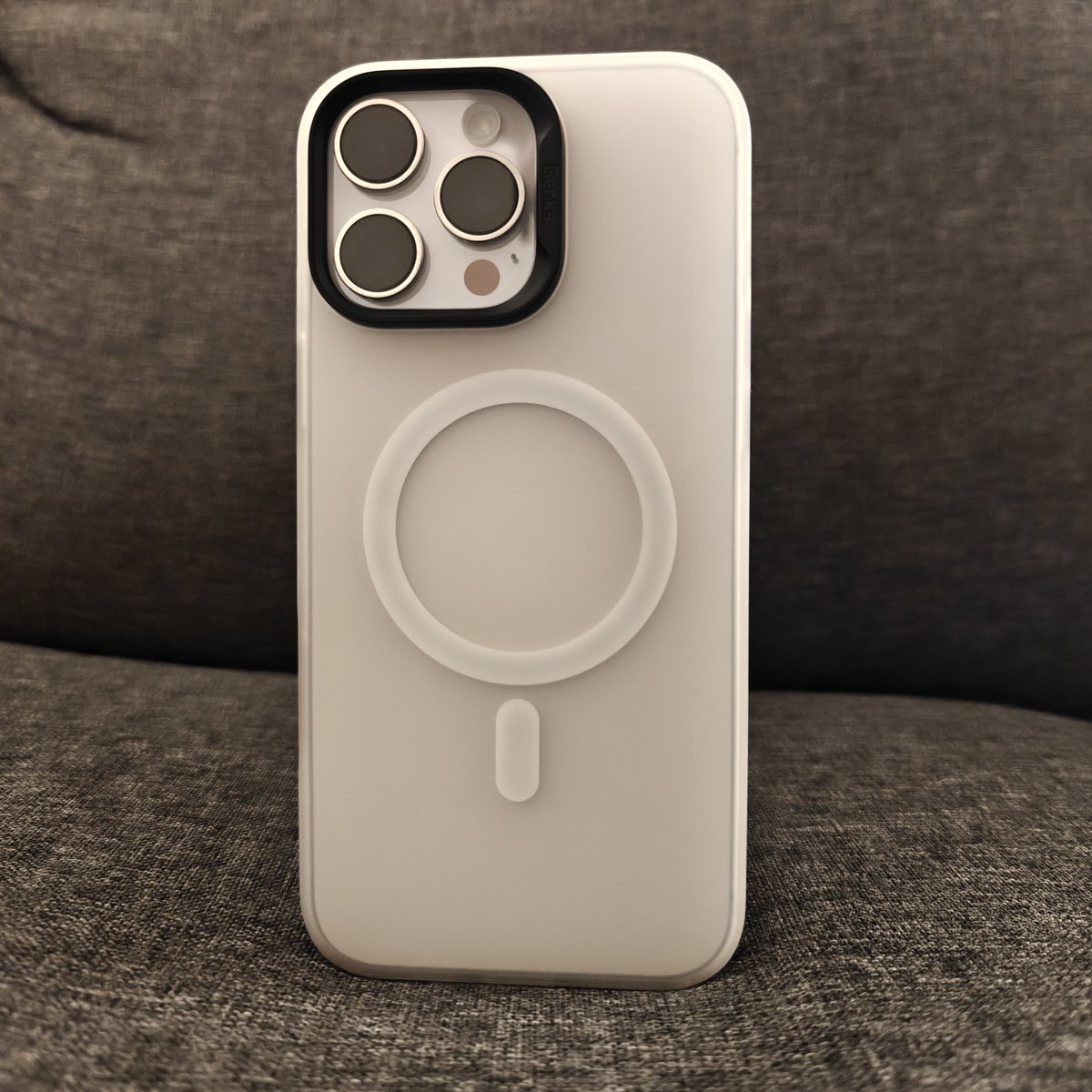 The <a href="/Benks_Official/">Benks</a> Lucid Air White case for the iPhone 16 Pro Max is beautiful. It matches my white titanium iPhone nicely. 

youtu.be/jY8RaJxtBE0?si…