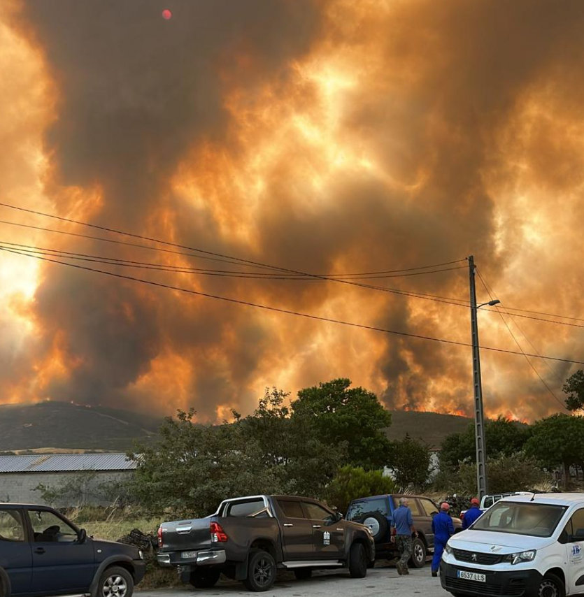 ÚTIMA HORA | Sanabria, en alerta máxima: evacuaciones masivas y plan de emergencia ante el avance del fuego desde Ourense. LUBIÁN prevenido para posible evacuación <a href="/Porto_Sanabria/">Porto</a> <a href="/robledasanabria/">Robleda De Sanabria</a> <a href="/112cyl/">112 Castilla y León</a> #IFHermisende #ifcastromil      zamoranews.com/articulo/suces…