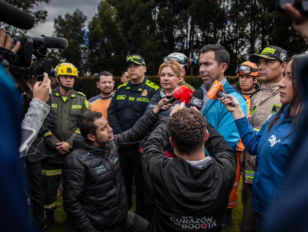 JorgeEmilioRey's tweet photo. Acabo de recorrer personalmente parte del río Frio, en cercanías al colegio donde desapareció la niña Valeria Afanador. Hemos completado 48 horas de búsqueda ininterrumpida, con más de 200 integrantes de organismos de respuesta, entre ellos, buzos especializados, drones con detección térmica y el acompañamiento de carabineros. Se ha recorrido un radio de casi 4 kilómetros aguas arriba y abajo del río. Lo ampliaremos a 6 kilómetros para reforzar la operación.

Con la alcaldesa de Cajicá, Fabiola Jácome (@fabijacome), instalamos un #PMU Departamental para coordinar esta operación; y decidimos aumentar de 20 a 50 millones de pesos la recompensa a quien nos brinde cualquier información que nos ayude a encontrar Valeria.

No vamos a escatimar recursos ni personal: todo nuestro equipo especializado está en terreno, acuartelado en primer grado, con la determinación de encontrar a la menor en las próximas horas.