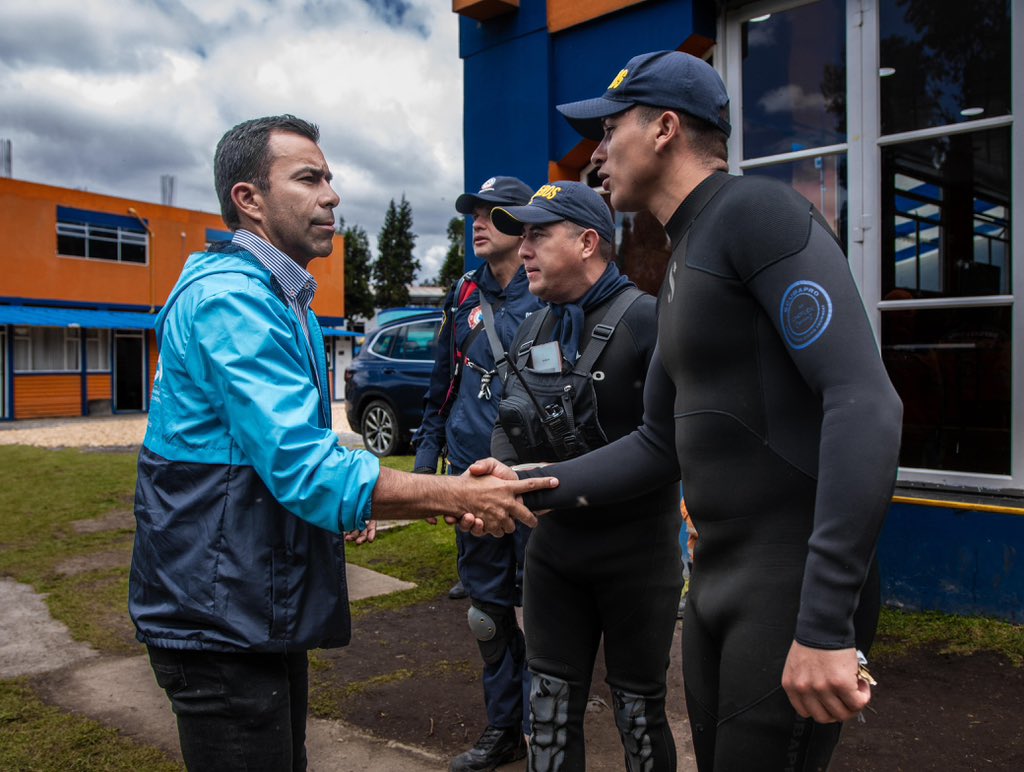 JorgeEmilioRey's tweet photo. Acabo de recorrer personalmente parte del río Frio, en cercanías al colegio donde desapareció la niña Valeria Afanador. Hemos completado 48 horas de búsqueda ininterrumpida, con más de 200 integrantes de organismos de respuesta, entre ellos, buzos especializados, drones con detección térmica y el acompañamiento de carabineros. Se ha recorrido un radio de casi 4 kilómetros aguas arriba y abajo del río. Lo ampliaremos a 6 kilómetros para reforzar la operación.

Con la alcaldesa de Cajicá, Fabiola Jácome (@fabijacome), instalamos un #PMU Departamental para coordinar esta operación; y decidimos aumentar de 20 a 50 millones de pesos la recompensa a quien nos brinde cualquier información que nos ayude a encontrar Valeria.

No vamos a escatimar recursos ni personal: todo nuestro equipo especializado está en terreno, acuartelado en primer grado, con la determinación de encontrar a la menor en las próximas horas.