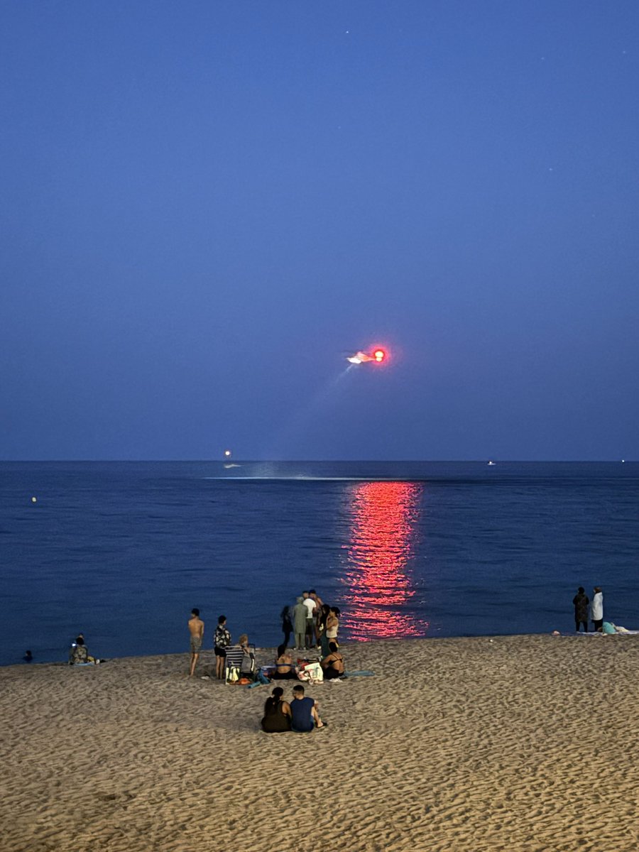 Bona liada tenim a la platja de St. Simó de Mataró! 

5 cotxes de policia, uns 10 agents a la platja, 2 vaixells dels <a href="/mossos/">Mossos</a> a mar i un helicopter sobrevolant l’aigua cercant quelcom amb les llums…

Veurem…