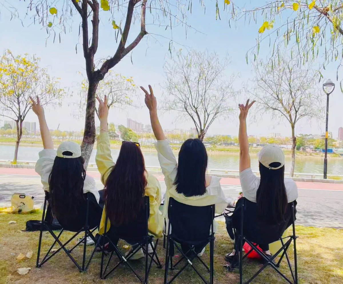 grace36_grace's tweet photo. our smiling faces by the lakeside, joy drifting gently in the golden afternoon light — and me, quietly holding onto this ethereal moment in my own way.😊 https://t.co/1SyHRBptrl