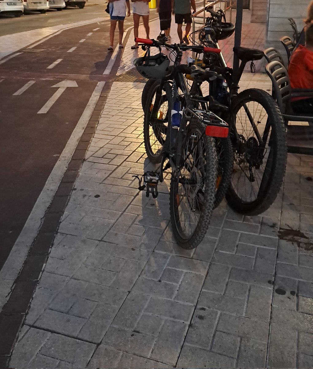 ManuelCarrionF's tweet photo. @malaga en Paseo Marítimo Antonio Machado 60, cada vez es más difícil pasar, la pizzería deja un plazo minúsculo para poder pasar, es imcluso peligroso y que hay que invadir el carril bici. @pacodelatorrep https://t.co/nt7qUTdiqb