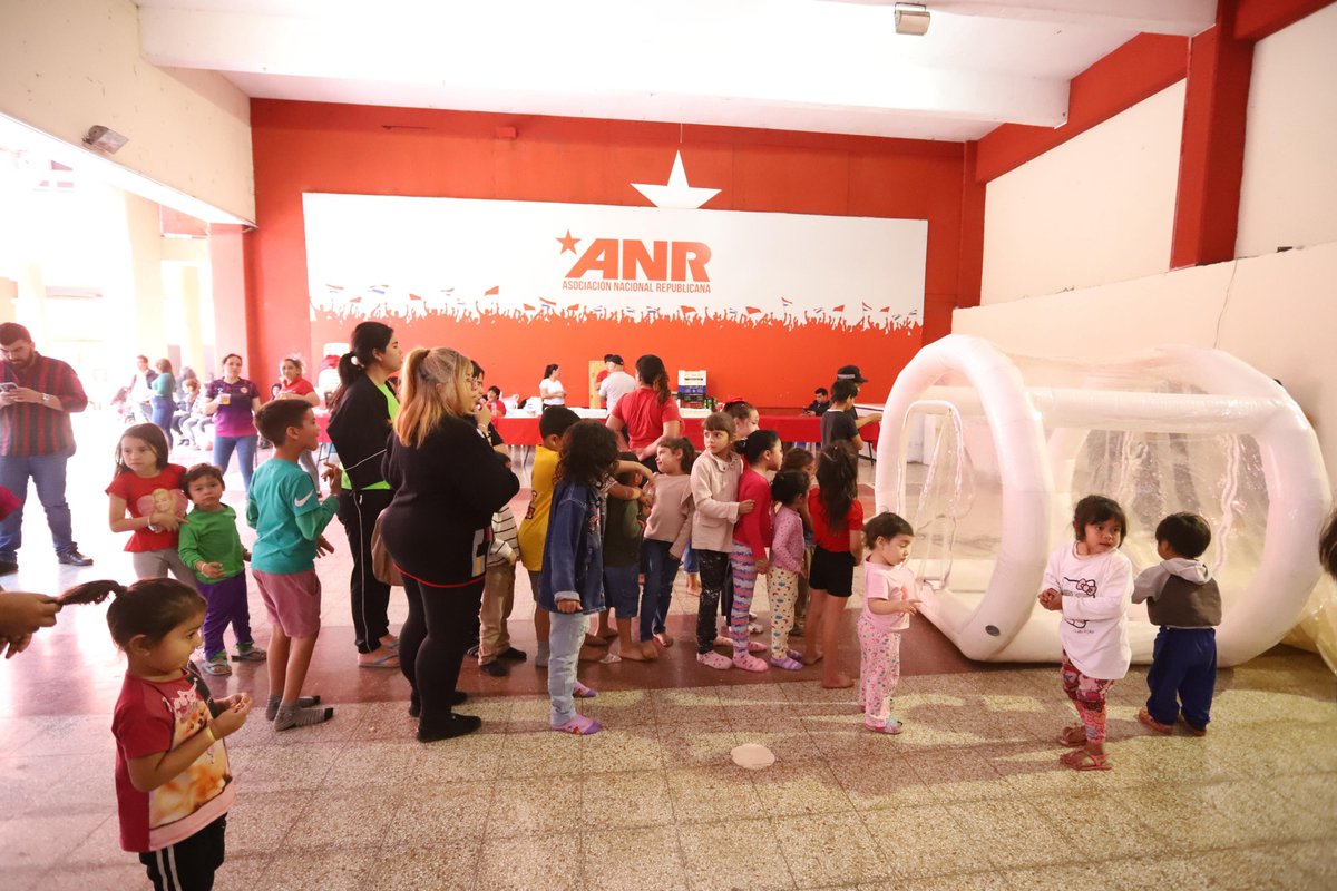 Dia del Niño/a: La ANR festeja con los más pequeños. 
En una tarde de juegos, risas y muchos regalos, aproximadamente 350 niños/as fueron mimados y agasajados en conmemoración del Dia del Niño. La actividad fue organizada y coordinada por la Comisión Permanente de Mujeres.
