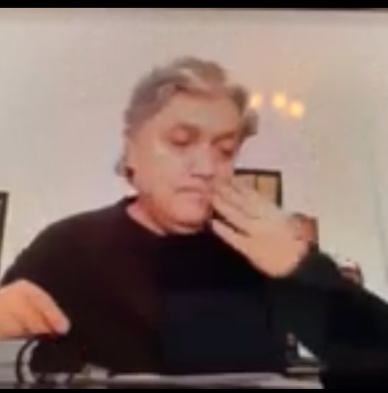 El SOLDADO de Maduro,
Seguirá fiel a su comandante, ahora q la cosa se está poniendo HEDIONDA para Maduro