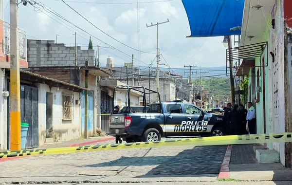 DigitaMorelos's tweet photo. Mañana sangrienta en Tlayacapan: en menos de 10 minutos, dos ataques armados dejan dos muertos, uno de ellos policía.
Barrio Santa Ana: acribillan a un agente en la esquina de Justo Sierra y Javier Mina. Carretera Totolapan–Tlayacapan: ejecutan a un hombre junto a una motocicleta https://t.co/6Cx51Uvzmt