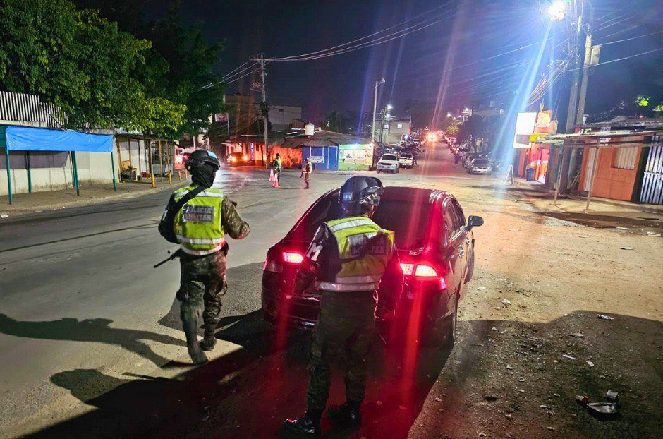 Secretaría de Estado de Defensa Nacional (@sedenahn) on Twitter photo Con operaciones enmarcadas en el Plan Nacional de Seguridad #SoluciónContraElCrimen, <a href="/FFAAHN/">Fuerzas Armadas de Honduras</a>, por medio de #SoldadosDeMorazán de <a href="/PMOPHN/">Policía Militar de Honduras</a>, refuerza acciones permanentes en apoyo a las labores de seguridad y prevención del delito en el territorio nacional.
Por medio de patrullajes Con operaciones enmarcadas en el Plan Nacional de Seguridad #SoluciónContraElCrimen, <a href="/FFAAHN/">Fuerzas Armadas de Honduras</a>, por medio de #SoldadosDeMorazán de <a href="/PMOPHN/">Policía Militar de Honduras</a>, refuerza acciones permanentes en apoyo a las labores de seguridad y prevención del delito en el territorio nacional.
Por medio de patrullajes
