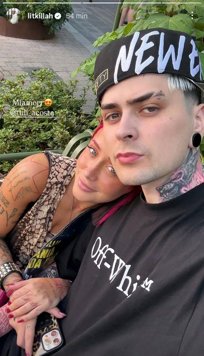 Para los que dicen  "estaba soltera", ese viaje fue en julio y después de ahí se fue a españa con lit para ver la velada

(Fotito cuando llego a españa después de su viajecito)