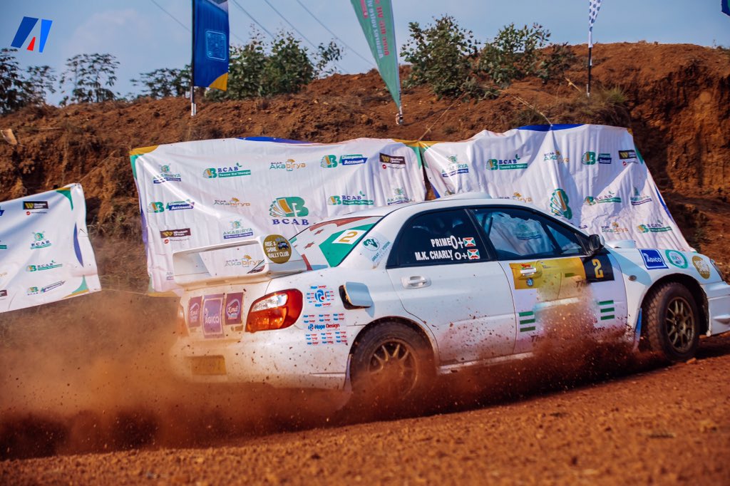 akezanet's tweet photo. 🔴 La Banque BCAB entre dans la course et confirme sa grande position de sponsor au Rallye international du Burundi, en cours à Ngozi.
==============
C’est dans l’après-midi de ce Jeudi 14 Août 2025, qu’a été lancé officiellement le « Rallye International du Burundi ».

En tant que sponsor principal de cette compétition automobile, la @BcabBank était là pour accompagner chaque étape de l’événement d’ouverture, financièrement, stratégiquement et dans d’autres détails logistiques. 

Le point de départ était fixé au centre-ville de Ngozi, devant l’immeuble abritant les bureaux de la province Butanyerera, facile d’accès pour les participants et les visiteurs. 

Vrombissant tout près des visuels de la BCAB, les pilotes quittaient les lieux du point de départ à la vitesse grand V, vers la vallée de VYERWA où se sont tenues les premières courses de qualification et de classification, dites « Shake Down ».

Sponsor principal, la BCAB , quant à elle, aura mis à disposition des spectateurs, des stands interactifs, des démonstrations et des expositions mettant en avant les services de la Banque, à savoir : « BCAB twese kw’itongo », « BCAB Diaspora Account», «BCAB internet Banking» et « BCAB Akabirya» .

#lesbeautesdecheznous #akezanet #BCABAtRallye2025 #Burundi