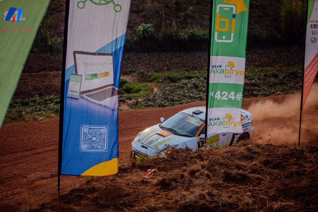 akezanet's tweet photo. 🔴 La Banque BCAB entre dans la course et confirme sa grande position de sponsor au Rallye international du Burundi, en cours à Ngozi.
==============
C’est dans l’après-midi de ce Jeudi 14 Août 2025, qu’a été lancé officiellement le « Rallye International du Burundi ».

En tant que sponsor principal de cette compétition automobile, la @BcabBank était là pour accompagner chaque étape de l’événement d’ouverture, financièrement, stratégiquement et dans d’autres détails logistiques. 

Le point de départ était fixé au centre-ville de Ngozi, devant l’immeuble abritant les bureaux de la province Butanyerera, facile d’accès pour les participants et les visiteurs. 

Vrombissant tout près des visuels de la BCAB, les pilotes quittaient les lieux du point de départ à la vitesse grand V, vers la vallée de VYERWA où se sont tenues les premières courses de qualification et de classification, dites « Shake Down ».

Sponsor principal, la BCAB , quant à elle, aura mis à disposition des spectateurs, des stands interactifs, des démonstrations et des expositions mettant en avant les services de la Banque, à savoir : « BCAB twese kw’itongo », « BCAB Diaspora Account», «BCAB internet Banking» et « BCAB Akabirya» .

#lesbeautesdecheznous #akezanet #BCABAtRallye2025 #Burundi