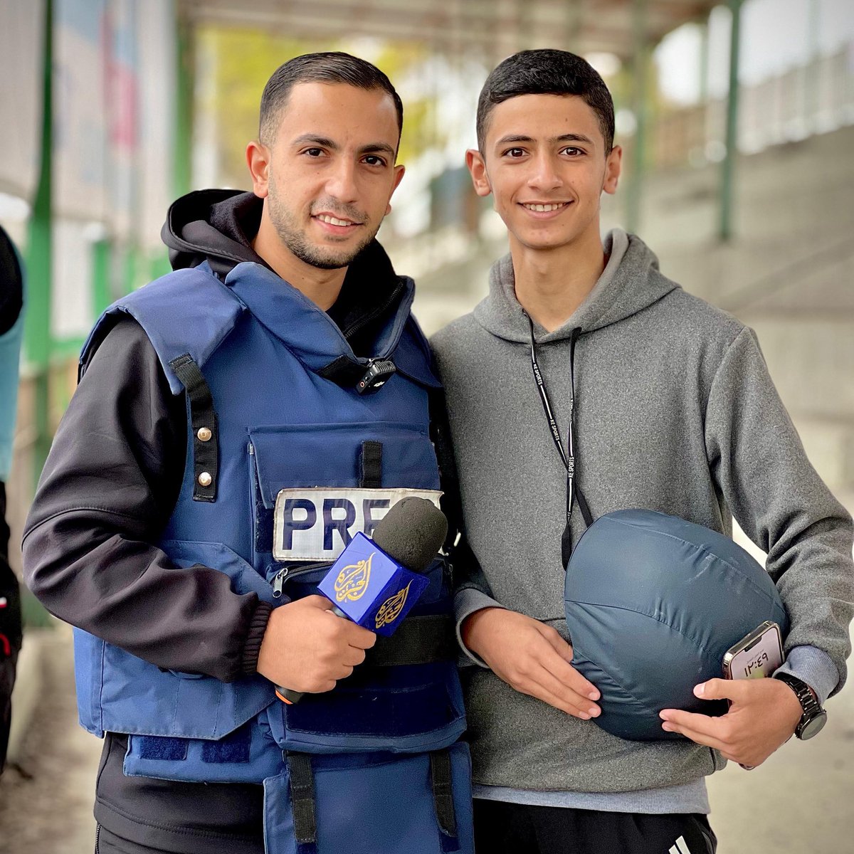 MusabAlShareef0's tweet image. المهمة شاقة، والكلمة ثمنها غالٍ، لكن الحقيقة أثمن من كل شيء.
هذا عمي الحبيب، الشهيد أنس الشريف، صاحب العمر القصير والعمل الكبير، الذي كرّس حياته ليكون صوت الأطفال الجوعى في غزة الجريحة المظلومة المخذولة، وحامل وجع أهلها إلى ضمير العالم.
استشهد لأنه صاحب رسالة وموقف