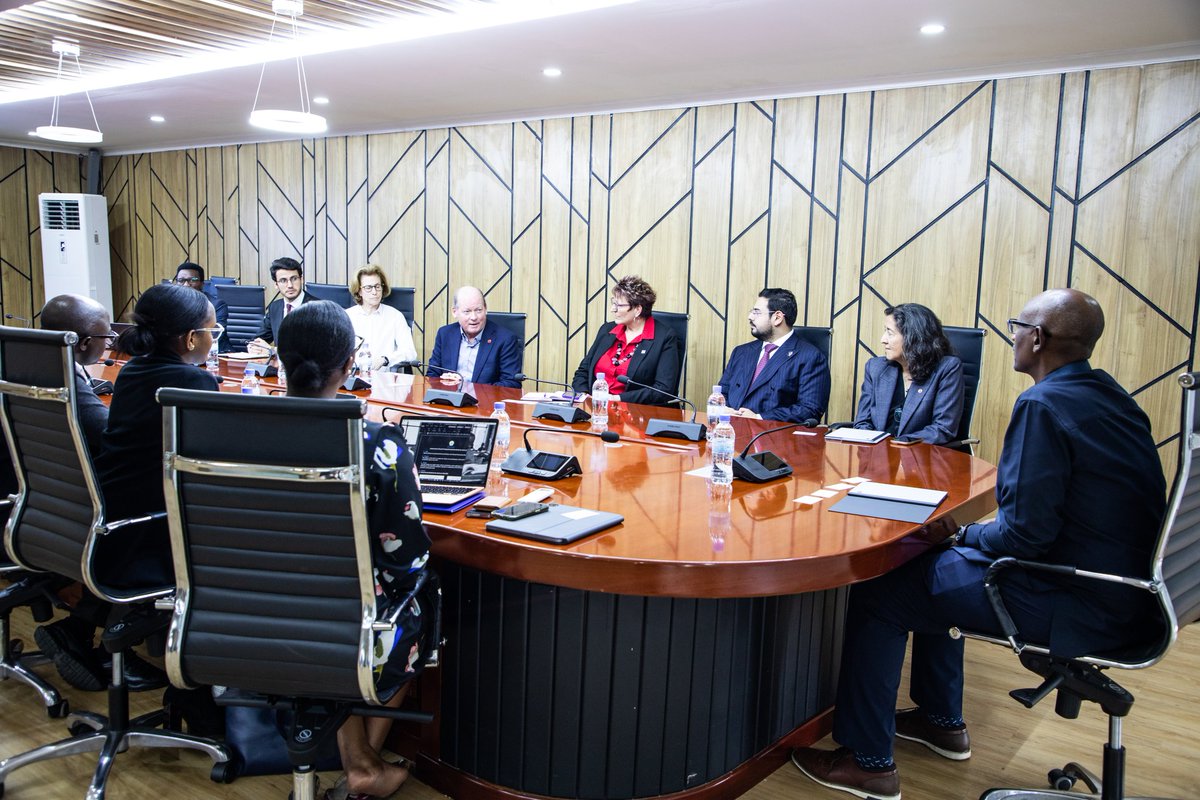 Rwanda_Edu's tweet photo. Minister @JoNsengimana  met with Janti Soeripto, CEO of Save the Children US, to discuss continued collaboration in advancing Rwanda’s education goals.
The meeting focused on the Zero Out-of-School Children project, implemented in partnership with MINEDUC and the Education Above All Foundation, the Qatar Fund for Development. This five-year program aims to enroll and retain more than 177,000 out-of-school children in primary school by 2027.