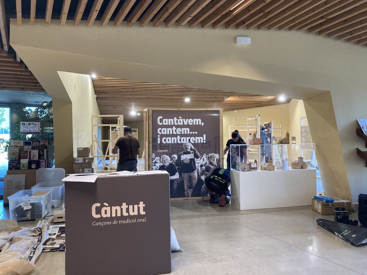 Avui dia de muntatge de la nova exposició que inaugurarem dilluns 18/08 després de la presentació del projecte Carrandella a les 18.30h 

Cantàvem, cantem…i cantarem!
<a href="/cantutmusica/">Càntut</a> <a href="/esdansa/">Ésdansa</a> <a href="/ajuntamentbas/">Ajuntament de la Vall d’en Bas</a> <a href="/lespreses_cat/">Ajuntament de les Preses</a>