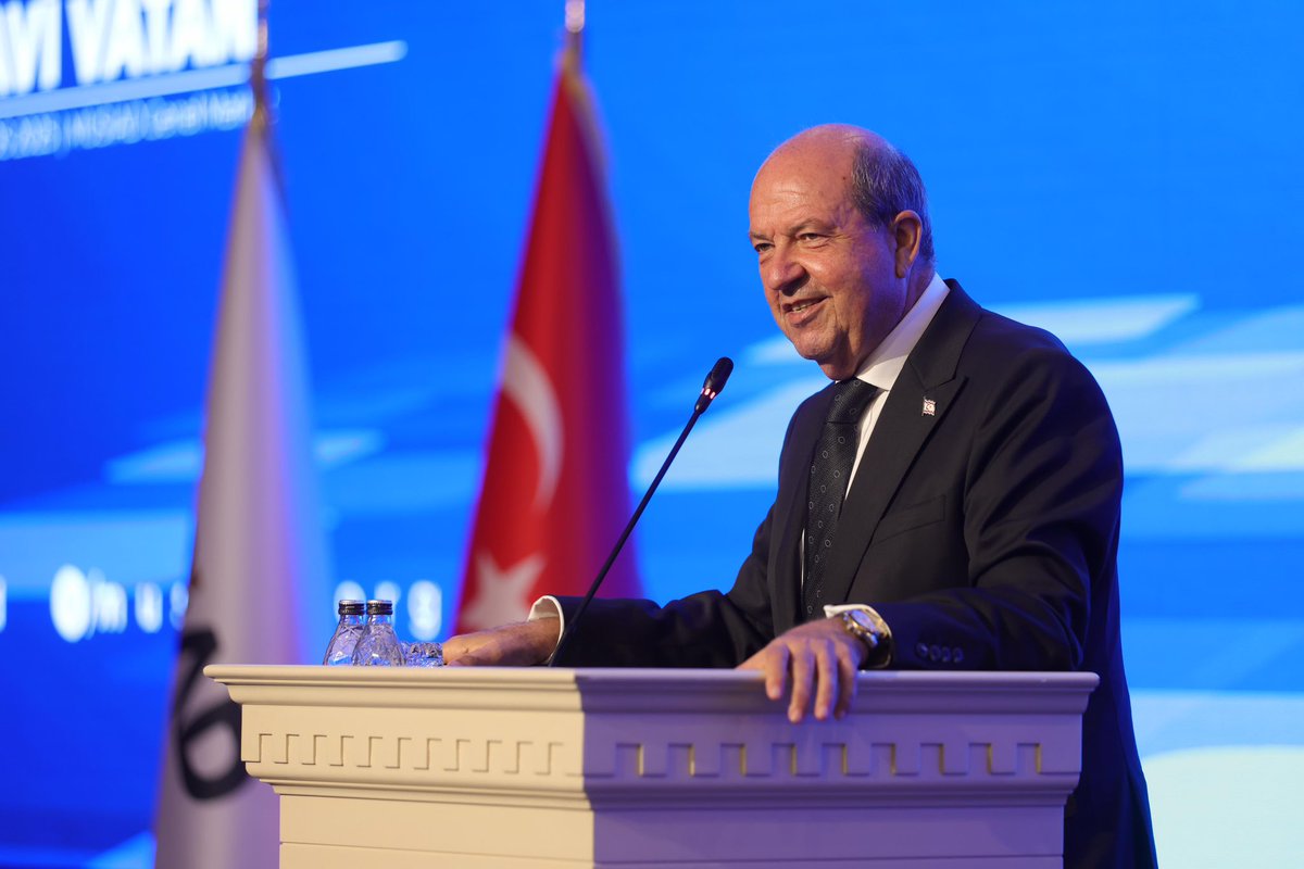 BurhanOzdemirTR's tweet photo. Bugün, MÜSİAD Genel Merkezimizde “İki Devletli Çözüm Önerisi ve Mavi Vatan” temalı özel programımızı, Kuzey Kıbrıs Türk Cumhuriyeti Cumhurbaşkanı Sayın Ersin Tatar’ın (@ErsinrTatar) teşrifleriyle gerçekleştirdik.

Kıbrıs davası, bir milletin varoluş mücadelesidir. Tarihin bize gösterdiği gibi, Rum tarafının tek devlet ısrarı ve uluslararası çifte standartlar karşısında, iki devletli çözüm; sadece siyasi bir tercih değil, Kıbrıs’taki halkımızın onuru ve güvenliği için tek yoldur.

Mavi Vatan vizyonu ise denizlerdeki haklarımızı korumak, enerji ve ticaret yollarındaki stratejik konumumuzu güçlendirmek demektir. Şehitlerimize ve gelecek nesillere karşı borcumuz; bu davada kararlı, hafızasında diri ve birlik içinde olmaktır.

Programımıza teşrif eden başta KKTC Cumhurbaşkanımız Sayın Ersin Tatar olmak üzere, katkı sunan üyelerimize teşekkür ediyor, programımızın hayırlı olmasını diliyoruz.