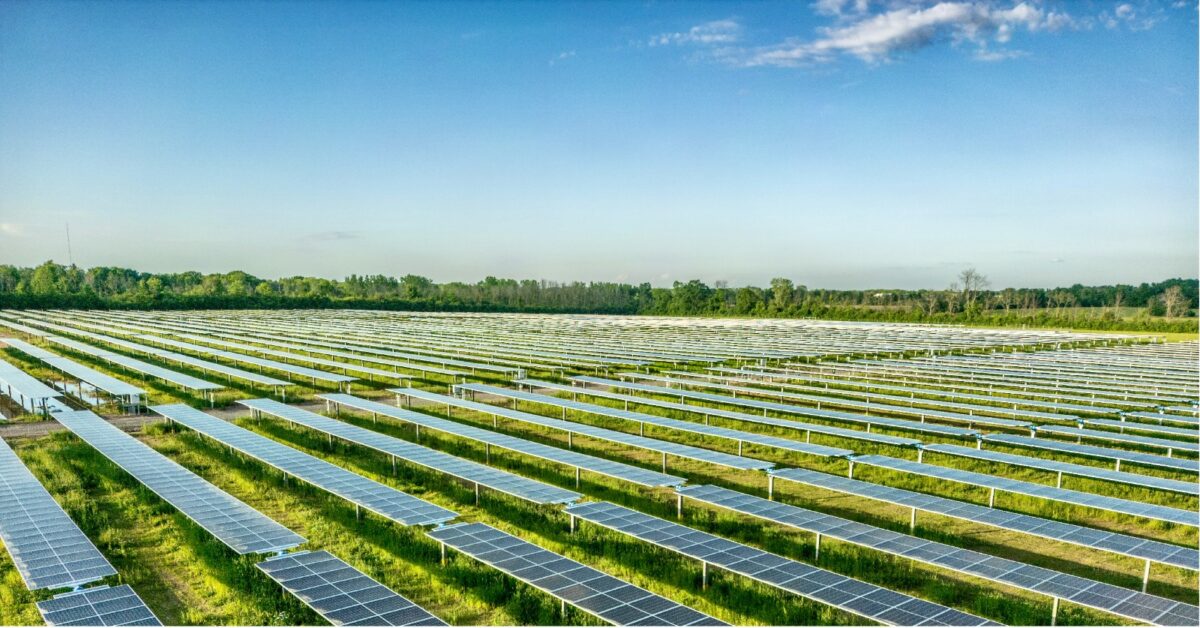 RenewableSearch's tweet photo. Via PV Mag: " FTC Solar introduces solar tracker for high wind regions: The 1P single-axis tacker is engineered to withstand winds up to 150 mph.
FTC Solar released a single-axis 1P solar tracker for project… https://t.co/LIjfAeXFt2 " #EnergyStrorage #BatteryStorage #Energy https://t.co/gsBkrYMAlq
