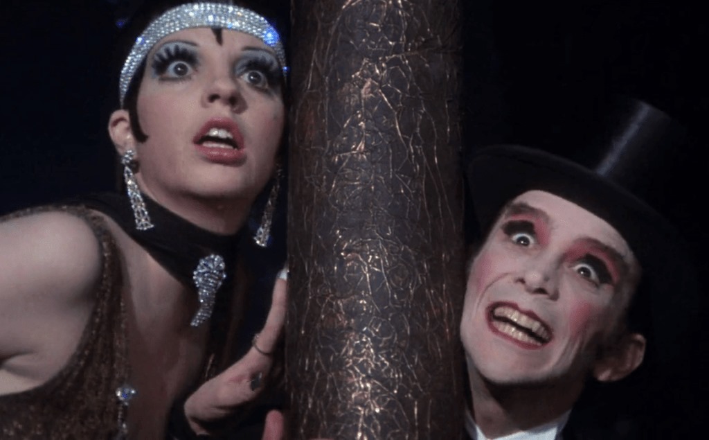 YBsos's tweet photo. #cabaret #musical #peliculasybsos Película valiente que aborda temas complejos y controvertidos como la corrupción, la ambigüedad sexual, los sueños falsos y el ascenso del nazismo. 🎬👉https://t.co/Vki4i2yqxv https://t.co/JC6P4OEGeY