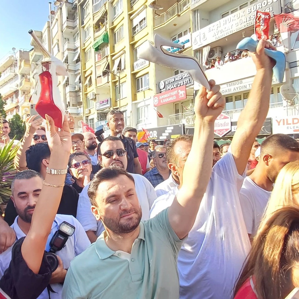 CHP'den istifa edip AK Parti'ye katılan Aydın Büyükşehir Belediye Başkanı Özlem Çerçioğlu, topuklu ayakkabılarla protesto edildi.