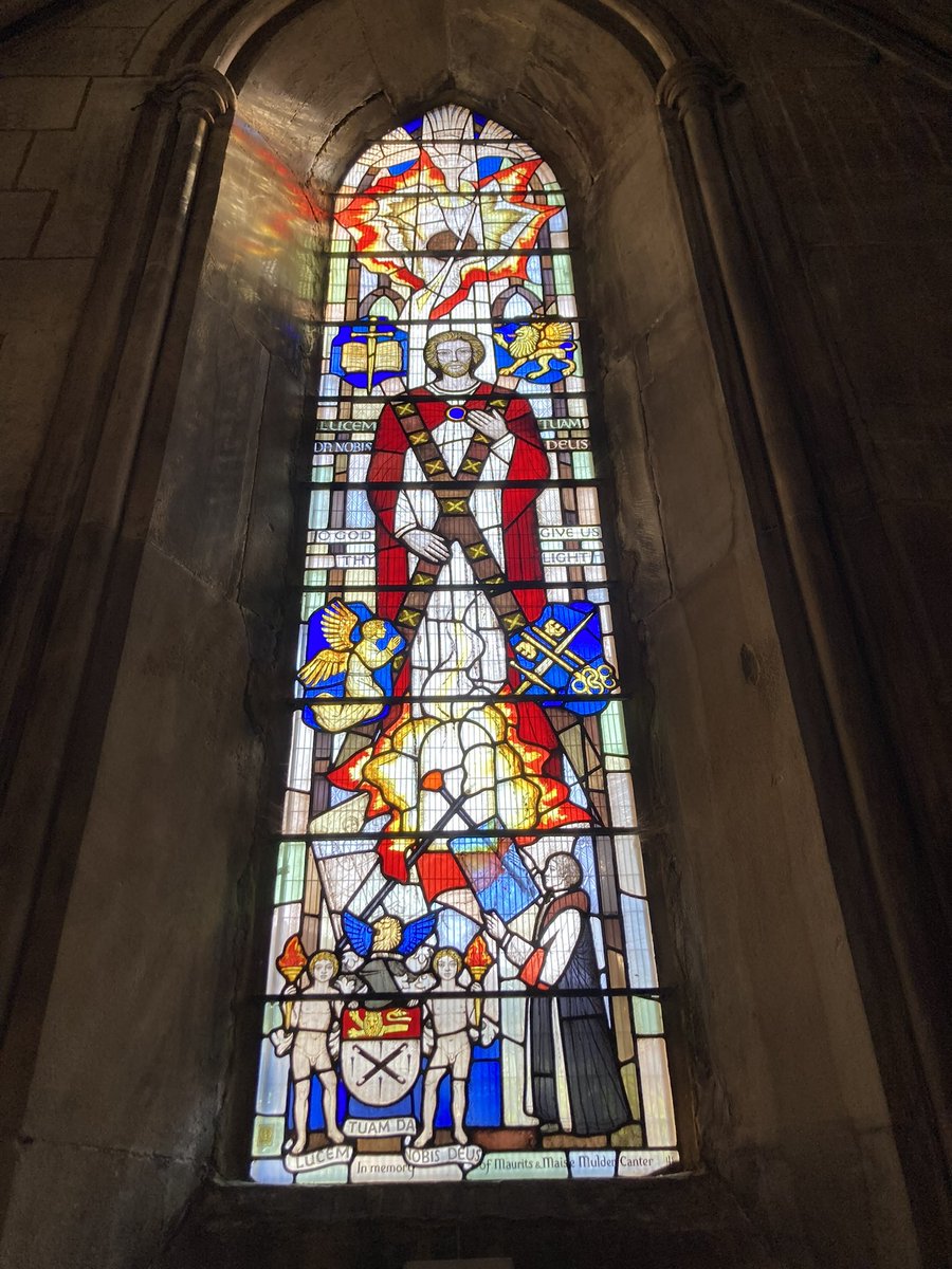 Forgot to post these photos from earlier in the week.  I love the contrast between old and new ..
#London #SouthwarkCathedral #TheShard