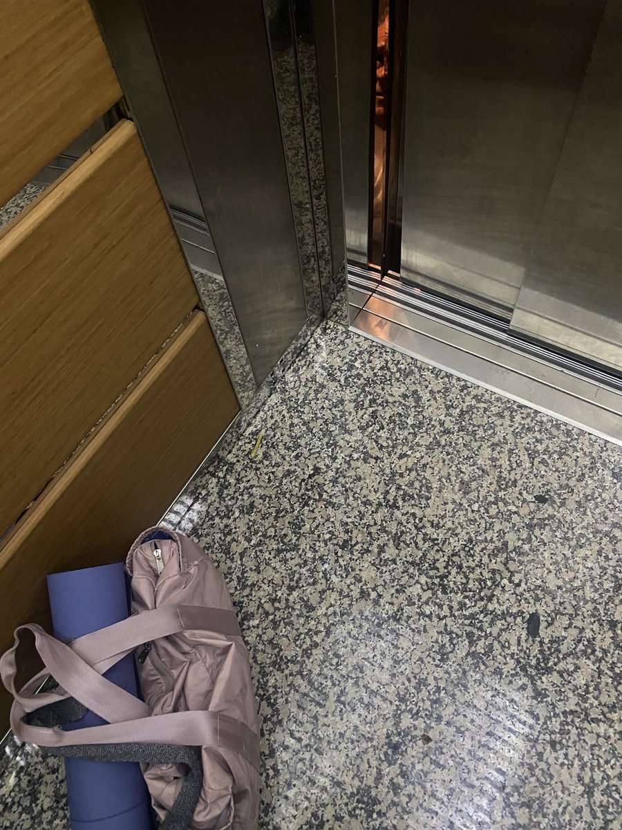 iki gün önce“tek başıma bi yerde yapayalnız kalmak kafa dinlemek istiyorum kimse beni oradan çıkarmasın” diye neredeyse yalvardım, bugün asansörde yapayalnız mahsur kaldım kapı inanılmaz sıkıştı çok zor çıkardılar yani demem o ki ben etmedim siz dilinizden çıkana dikkat edin:(