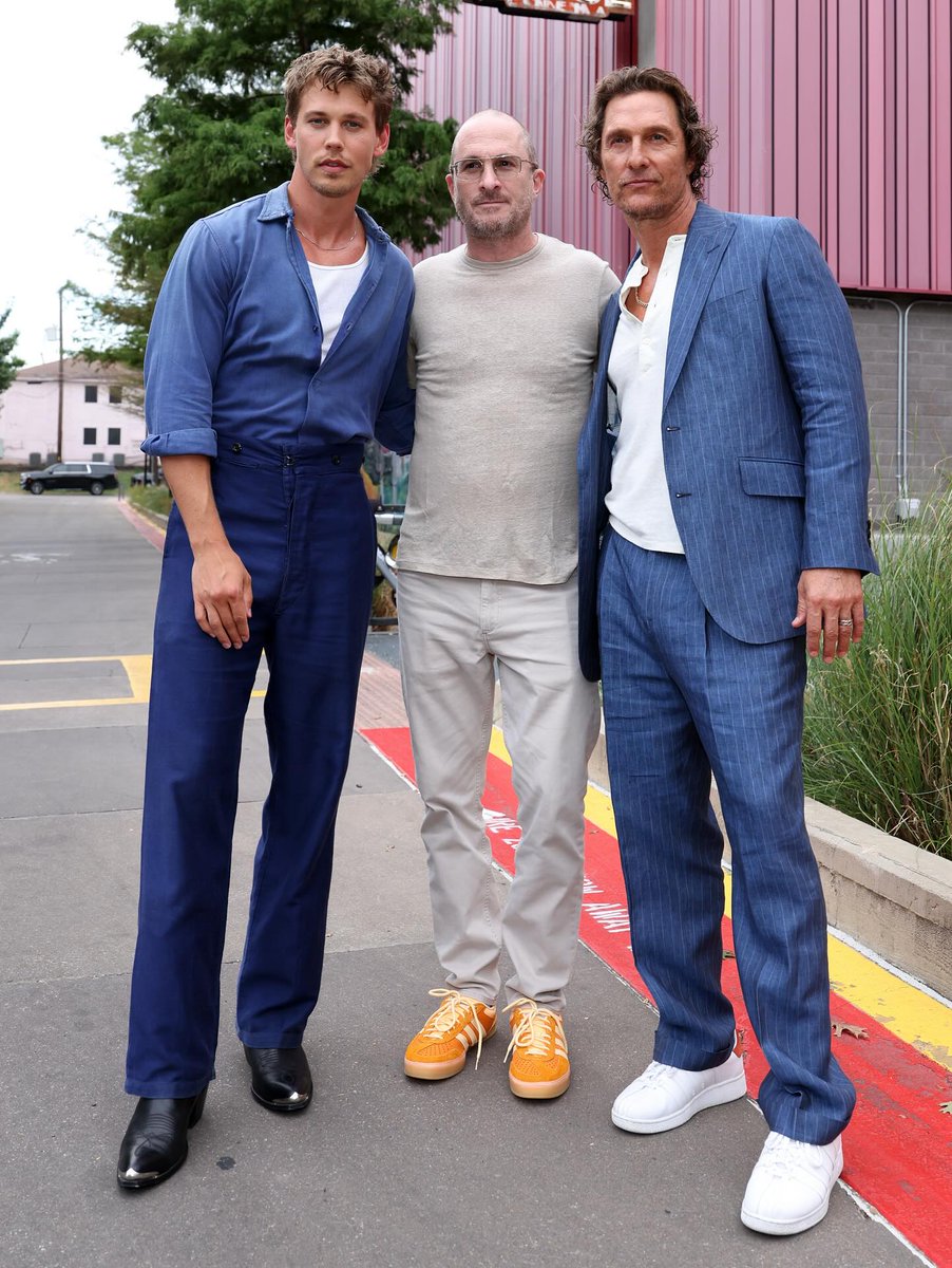 MovieOrbit's tweet photo. Matthew McConaughey stepped out to support Austin Butler & director Darren Aronofsky at a special screening of their new movie “Caught Stealing” in Texas. https://t.co/40wLzaArPW