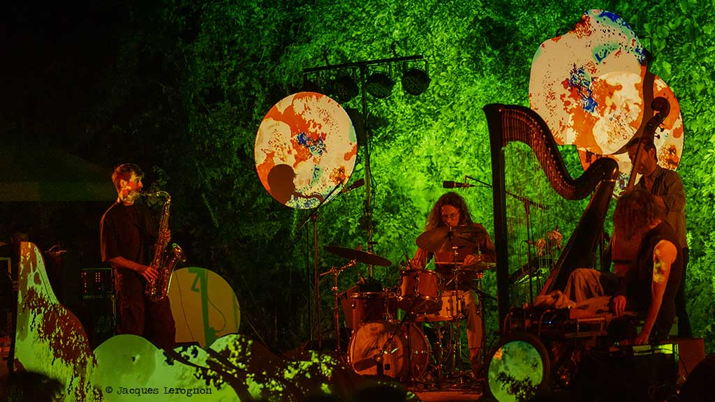 🎷✨Parfum de Jazz a enchanté Mollans-sur-Ouvèze : Expo Photo au cloître des Dominicains, Equinox Trio délicat &amp; Julie Campiche Quartet envoûtant. 
Par Corinne Naidet • Photos Jacques Lerognon
👉 lejazzophone.com
#parfumdejazz #festivaldejazz #mollanssurouveze #baronnies