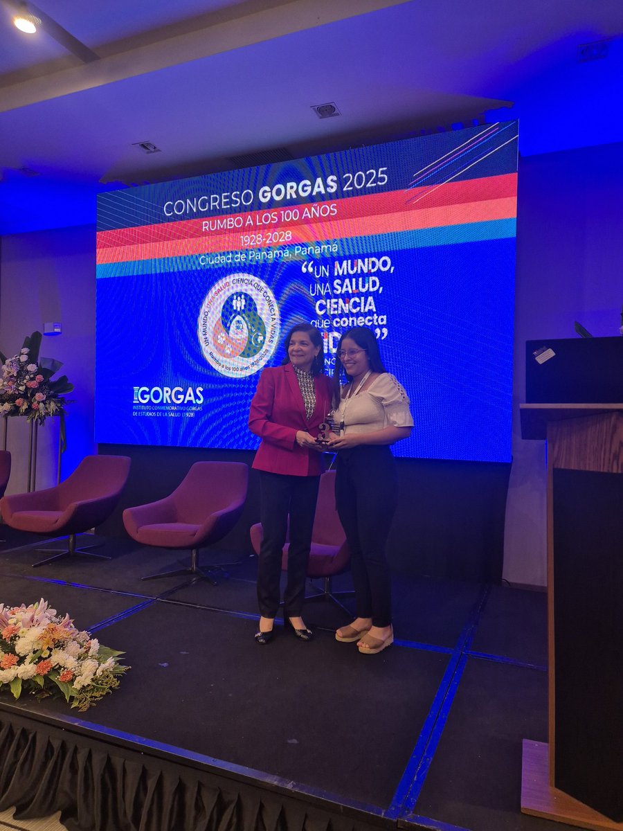 La estudiante Suranis Marin del <a href="/guerreroRsearch/">guerreroresearchlab</a> obtuvo el recinocimiento del 3er lugar a mejor afiche científico por su investigación en Cáncer de mama HER2 durante el pasado #CongresoGorgas25